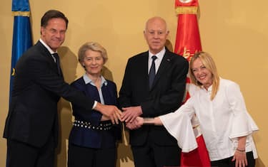 (S-D) Il primo ministro Mark Rutte, la presidente della Commissione Ue Ursula von der Leyen, il presidente tunisino Kais Saied e la premier Giorga Meloni, in occasione della firma del Memorandum di intesa tra Ue e Tunisia, Tunisi, 16 luglio 2023.
ANSA/ FILIPPO ATTILI - PALAZZO CHIGI ++HO - NO SALES EDITORIAL USE ONLY++