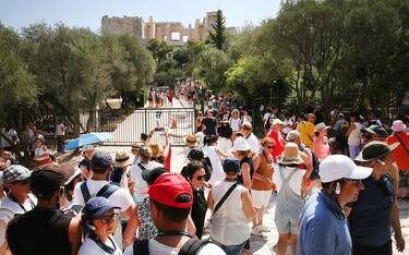 epa10745428 Tourists wait in a long line to visit Acropolis amid high temperatures, in Athens, Greece, 14 July 2023. Archaeological sites in Athens have closed for the public at 12.00 because of the heat. Extremely high temperatures with a potentially serious impact on health are forecast in the Greek capital, Athens, and the cities of Thessaloniki and Larissa over the next few days. Anticyclone Ceber, a high-pressure area coming from the south, will bring extreme heat with temperatures exceeding 40 degrees Celsius to European countries, as well as China and the USA, the European Space Agency (ESA) reported. EPA/ORESTIS PANAGIOTOU