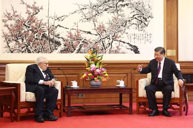 Xi Jinping incontra Kissinger a Pechino: "Non dimentico vecchi amici"