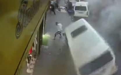 Johannesburg, violenta esplosione provoca voragine in strada. VIDEO