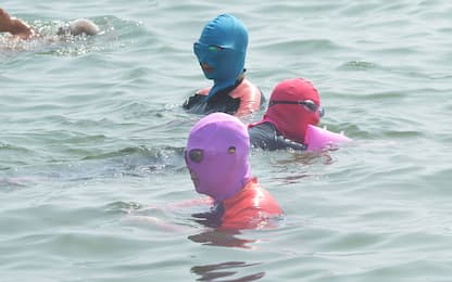 Caldo record in Cina, in spiaggia spopola il "facekini"