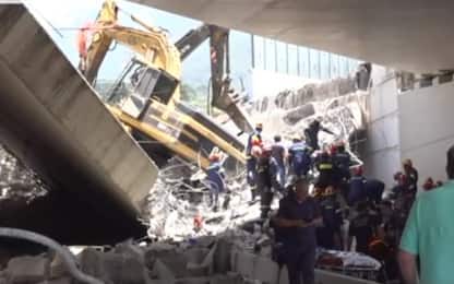 Grecia, crolla un ponte vicino Patrasso. Media: un morto e 2 dispersi