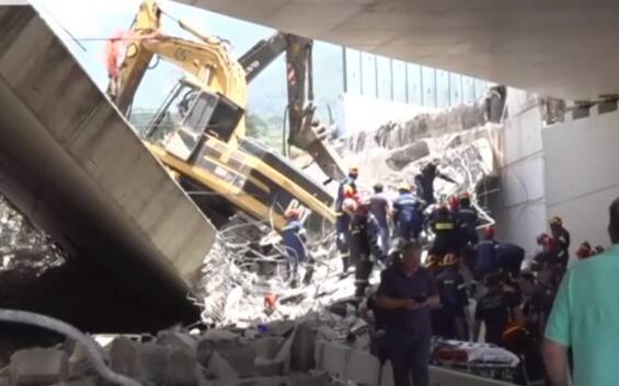 Greece, bridge collapse near Patras.  Media: one dead and 2 missing, voices from under the rubble