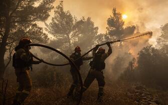 (230721) -- ATHENS, July 21, 2023 (Xinhua) -- Firefighters battle a wildfire in Agia Sotira, a western suburb of Athens, Greece, on July 20, 2023. For the fourth consecutive day, the wildfires continue to ravage houses and forests in the western part of Athens. (Photo by Lefteris Partsalis/Xinhua) - Lefteris Partsalis -//CHINENOUVELLE_CHINENOUVELLE0134/Credit:CHINE NOUVELLE/SIPA/2307221126