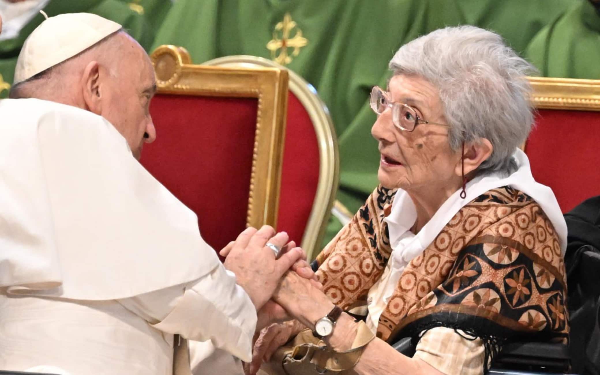 Papa Francesco saluta Lucilla Macelli, di 100 anni