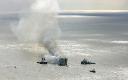 Nave cargo in fiamme nel Mare del Nord: trasporta 3mila auto. FOTO
