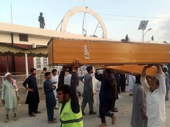 Pakistan, bomba a un raduno politico: almeno 75 morti e 200 feriti