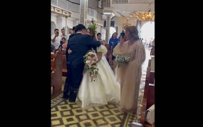 Filippine, coppia si sposa nella chiesa alluvionata per tifone Doksuri