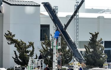 SAN FRANCISCO, CALIFORNIA - JULY 31: Workers start to dismantle a large X logo on the roof of X headquarters on July 31, 2023 in San Francisco, California. Just over 48 hours after a large X logo with bright pulsating lights was installed on the roof of X headquarters in San Francisco, workers dismantled the structure on Monday morning. The city of San Francisco opened a complaint and launched an investigation into the structure and residents in neighboring buildings complained of the sign's bright strobe lights.   Justin Sullivan/Getty Images/AFP (Photo by JUSTIN SULLIVAN / GETTY IMAGES NORTH AMERICA / Getty Images via AFP)