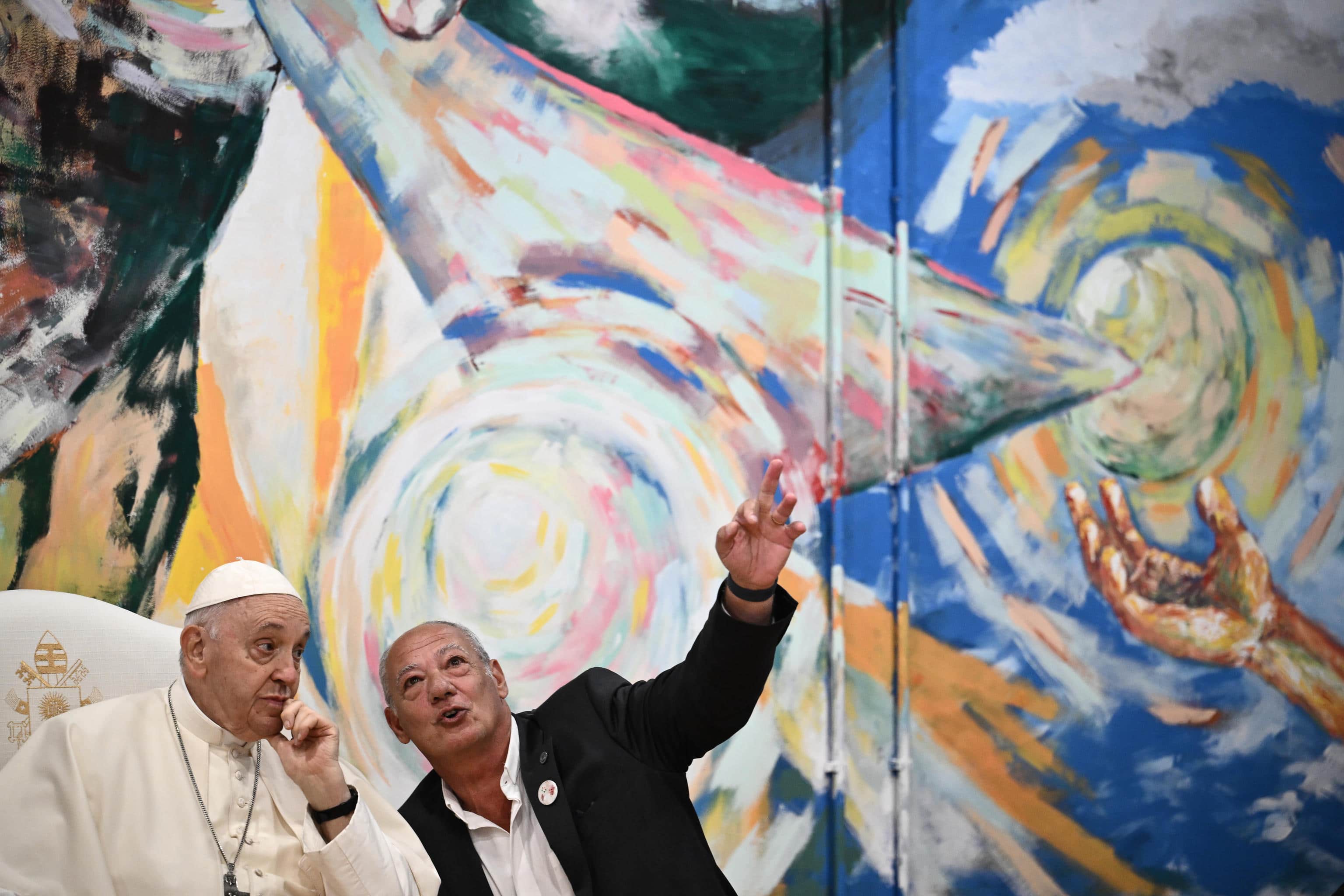 Il Papa osserva il murales a Cascais
