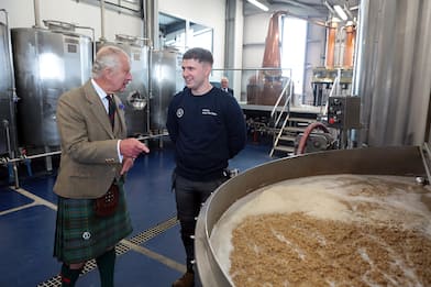 Re Carlo in kilt inaugura una distilleria scozzese. FOTO