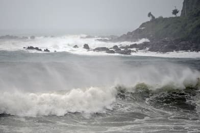Giappone, tifone Lan si abbatte sulla costa del Pacifico