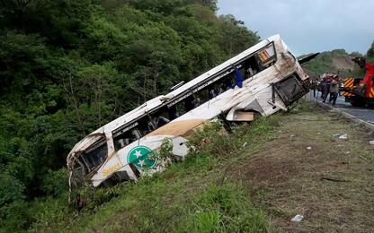 Messico, bus di migranti in un burrone: almeno 18 morti e 23 feriti