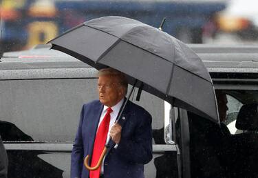 ARLINGTON, VIRGINIA - AUGUST 03: Former U.S. President Donald Trump holds an umbrella as he arrives at Reagan National Airport following an arraignment in a Washington, D.C. court on August 3, 2023 in Arlington, Virginia. Former U.S. President Donald Trump pleaded not guilty to four felony criminal charges during his arraignment this afternoon after being indicted for his alleged efforts to overturn the 2020 election.   Tasos Katopodis/Getty Images/AFP (Photo by TASOS KATOPODIS / GETTY IMAGES NORTH AMERICA / Getty Images via AFP)