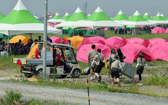 epa10779265 Attendees of the 25th World Scout Jamboree arrive at a scout camping site in the Saemangeum reclamation area in Buan, North Jeolla Province, on South Korea's west coast, 01 August 2023, as the international event kicks off later in the day for a 12- day runs.  EPA/YONHAP SOUTH KOREA OUT