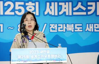 epa10783904 Gender Equality and Family Minister Kim Hyun-sook holds a press conference at the press center of the ongoing World Scout Jamboree in Saemangeum, South Korea, 04 August 2023, on measures to cope with scorching heat.  EPA/YONHAP SOUTH KOREA OUT