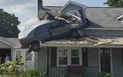 Pennsylvania, auto vola fuori strada e si schianta contro una casa