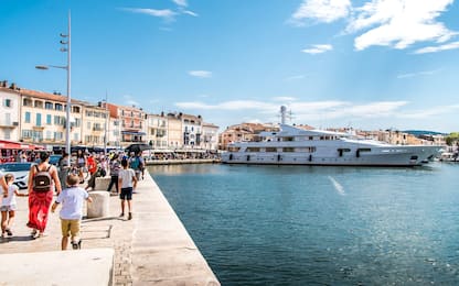 Saint-Tropez, cameriere insegue cliente: 500 euro mancia troppo bassa