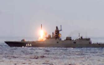 RUSSIA - FEBRUARY 19, 2022: The Admiral Flota Sovetskogo Soyuza Gorshkov frigate test-fires a 3M22 Zircon hypersonic cruise missile in the White Sea. Zircon is the world's first sea-based missile of its kind, with a flight range of 1,000km at a speed of Mach 8-9. Russian Defence Ministry/TASS/Sipa USA