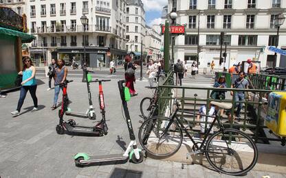 Monopattini via dalle strade di Parigi, è la prima capitale a vietarli