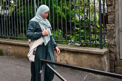 Francia, vietato indossare la tunica abaya a scuola