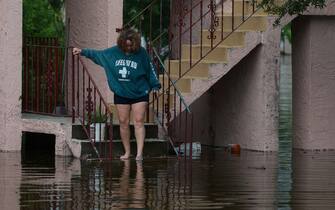 TARPON SPRINGS, FLORIDA - AUGUST 30: Tina Kruse looks out at the flood waters from Hurricane Idalia surrounding her apartment complex on August 30, 2023 in Tarpon Springs, Florida.  Hurricane Idalia is hitting the Big Bend area of ​​Florida.  (Photo by Joe Raedle/Getty Images)