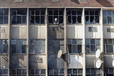 Sudafrica, in fiamme un edificio a Johannesburg: almeno 73 le vittime