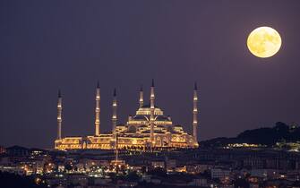 ISTANBUL, TURKIYE - AUGUST 30: Super moon rises over Grand Camlica Mosque in Istanbul, Turkiye on August 30, 2023. (Photo by Salih Zeki Fazlioglu/Anadolu Agency via Getty Images)