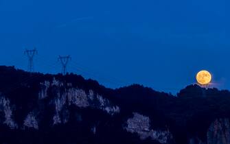 YICHANG, CHINA - AUGUST 30, 2023 - The "supermoon" appears over Xianren Mountain in Yichang, Hubei province, China, August 30, 2023. (Photo credit should read CFOTO/Future Publishing via Getty Images)