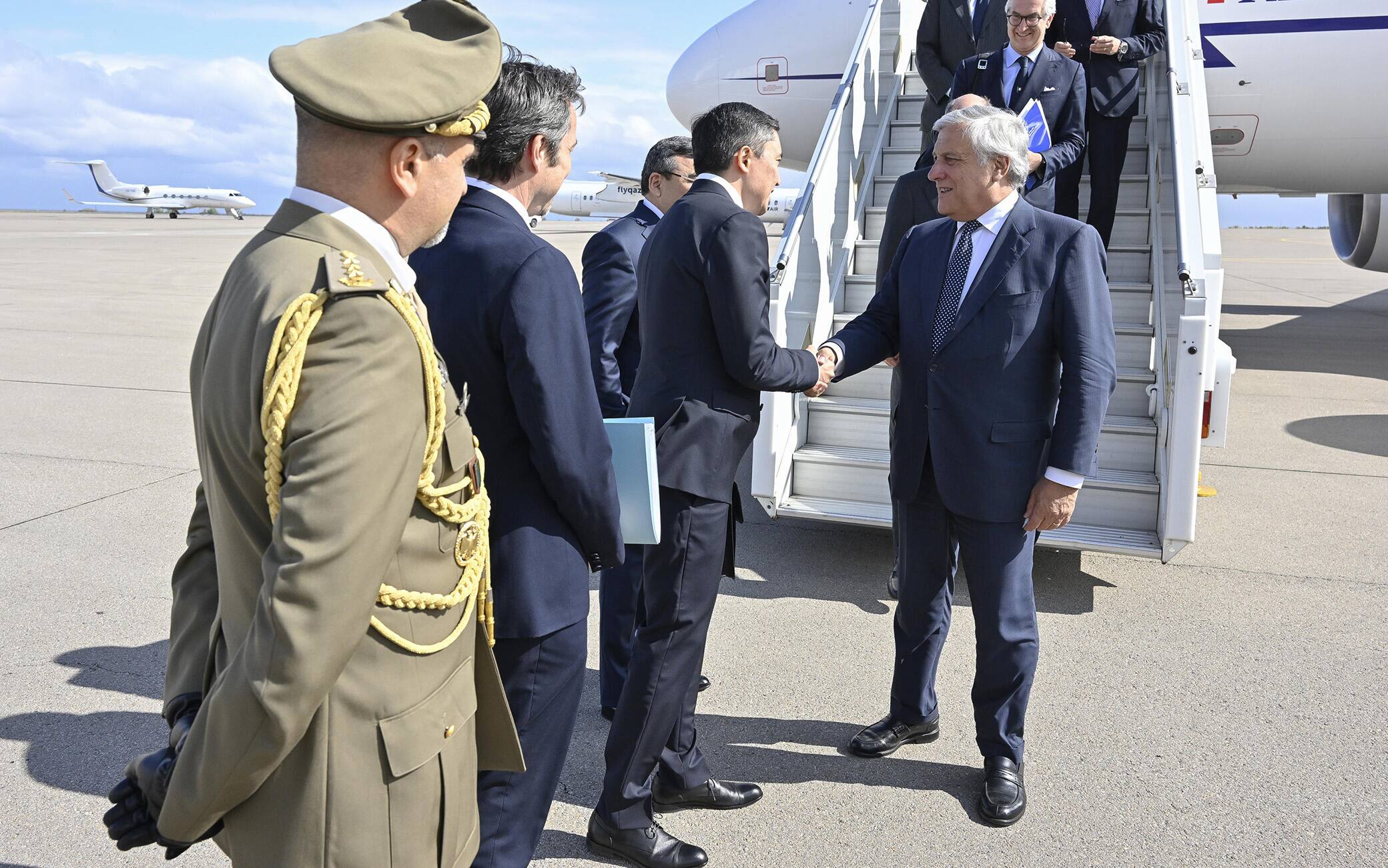 Antonio Tajani all'arrivo in Kazakistan