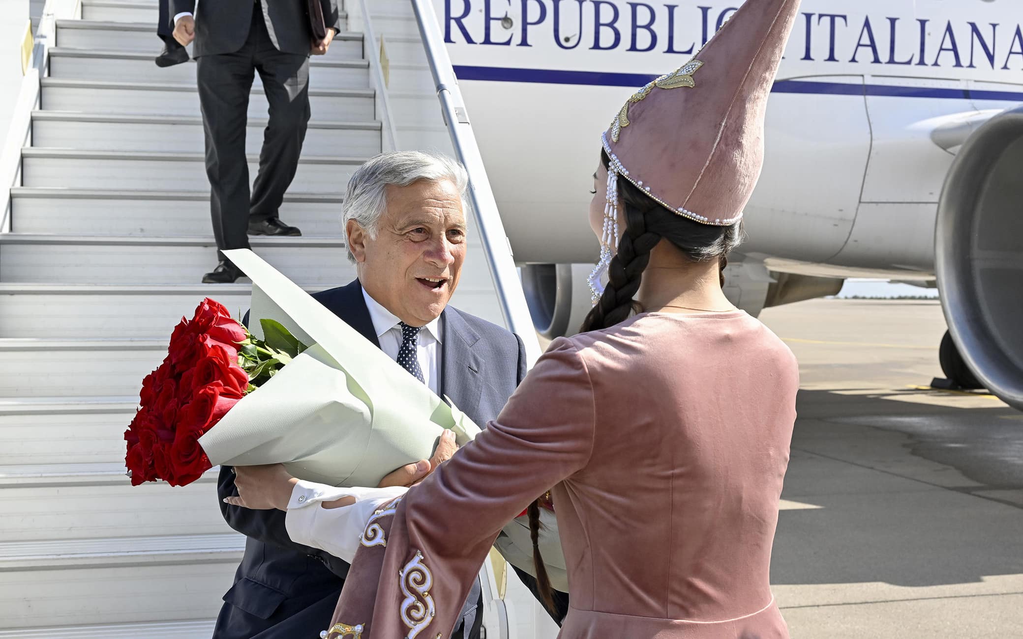 Antonio Tajani all'arrivo in Kazakistan