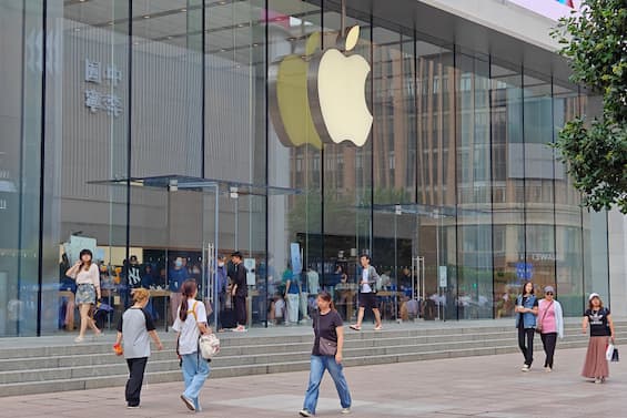China bans government officials from using iPhones