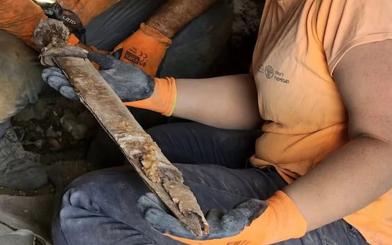 Dead Sea, four Roman swords discovered in a cave
