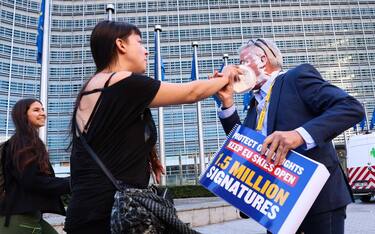 epa10845693 Activists throw cream pie on Ryanair CEO Micheal O'Leary as he is on his way to deliver the 'Protect Overflights: Keep EU Skies Open' petition to EU Commission President, Ursula von der Leyen s office in Brussels, Belgium, 07 September 2023.  EPA/OLIVIER HOSLET