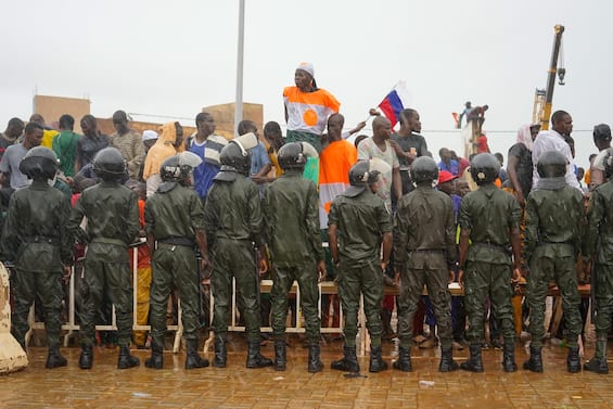 Niger, Macron: “French ambassador hostage of coup plotters”