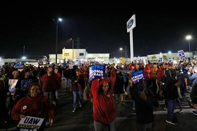 Usa, sciopero dei lavoratori del settore auto: il più grande di sempre