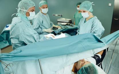 Uomo assiste al parto cesareo della moglie e fa causa all'ospedale