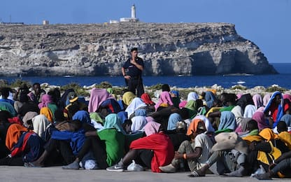 Agrigento, Porto Empedocle nel caos: migranti in fuga