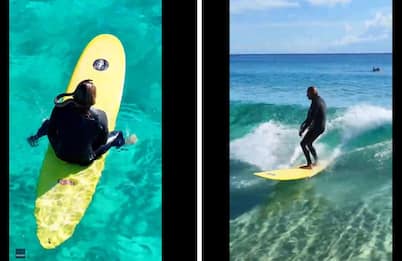 Australia, fa surf con un pitone al collo: multato. Video
