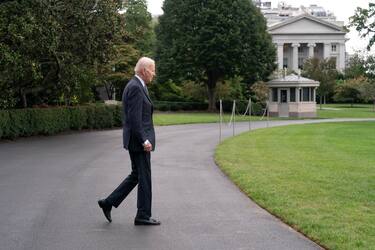 epa10867274 US President Joe Biden walks to Marine One as he departs the White House in Washington, DC, USA, 17 September 2023, headed to New York to attend the United Nation General Assembly.  EPA/Chris Kleponis / POOL