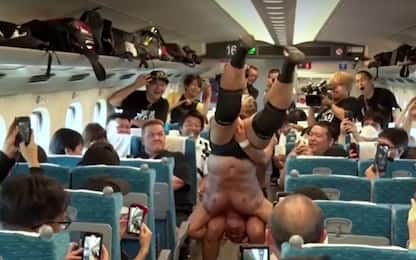 Giappone, incontro di wrestling su treno superveloce Shinkansen