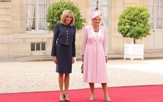 epa10871745 French First Lady Brigitte Macron (L) and Britain's Queen Camilla (R) pose together at the Elysee Palace in Paris, France, 20 September 2023. The visit, initially planned for March and postponed because of unrests in France, leads the king and queen of Great Britain to Paris and Bordeaux and includes a state dinner, official appointments with President Macron and more informal meetings with French and British citizens.  EPA/TERESA SUAREZ