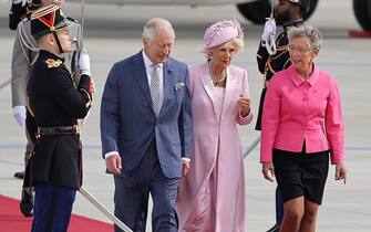 epa10871473 French Prime Minister Elisabeth Borne (R) greets Britain's King Charles III (L) and Britain's Queen Camilla (C) upon their arrival at the airport of Orly near Paris, France, 20 September 2023. The visit, initially planned in March and postponed because of unrest in France, will lead the King and Queen to Paris and Bordeaux and includes a state dinner, official appointments with the French president and more informal meetings with French and British citizens.  EPA/Christophe Petit Tesson / POOL