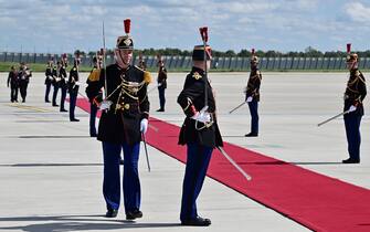 epa10871359 French Republican Guards stand beside the red carpet prior to the arrival of Britain's King Charles III and Britain's Queen Camilla at the Paris-Orly Airport, France, 20 September 2023, on the first day of a state visit to France. Britain's King Charles III and his wife Queen Camilla are on a three-day state visit to France.  EPA/MIGUEL MEDINA / POOL  MAXPPP OUT
