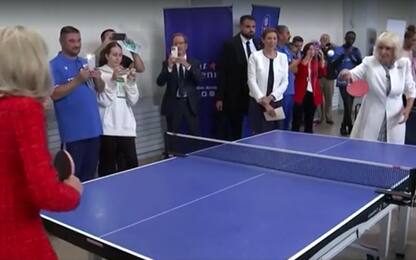 Camilla e Brigitte Macron giocano a ping pong