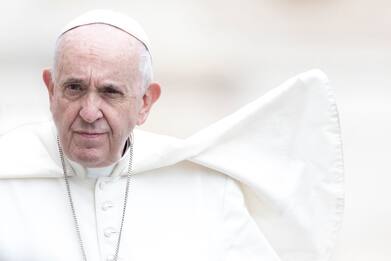 Papa incontra Macron: "Non c'è invasione migranti, è propaganda"
