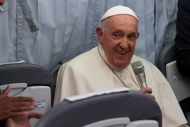 Il Papa: "No al sacerdozio per le donne, celibato preti obbligario"