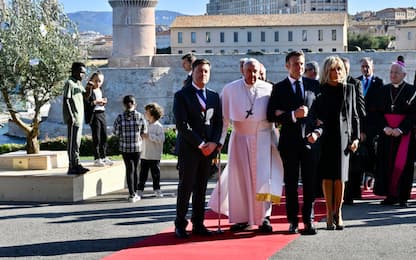 Papa incontra Macron: "Non c'è invasione migranti, è propaganda"