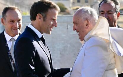 Papa incontra Macron: "Non c'è invasione migranti, è propaganda"