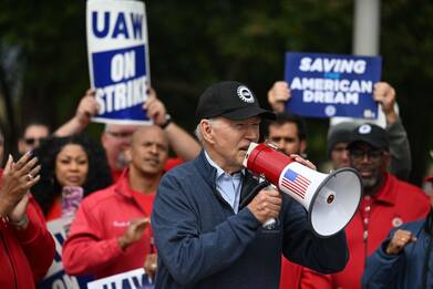 Usa, Biden tra gli operai in sciopero: "Meritate un grande aumento"